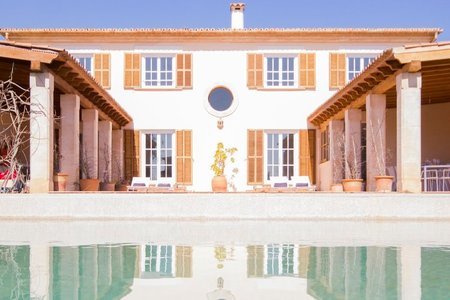 Landhaus in modernem Stil mit Pool und Garten
